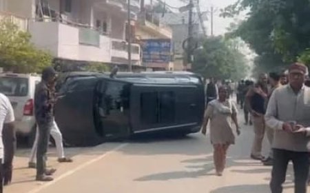 अनियंत्रित कार सड़क किनारे पलटी एक महिला की हुई मौत