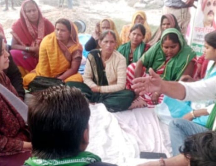 प्रयागराज के एसडीएम बारा व किसानो के बीच हुई तीखी नोक झोक